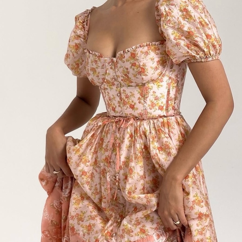 NWOT HOUSE OF CB PENELOPE
PEACH POPPY PRINT PUFF SLEEVE MIDI SUNDRESS 💕🌸💐